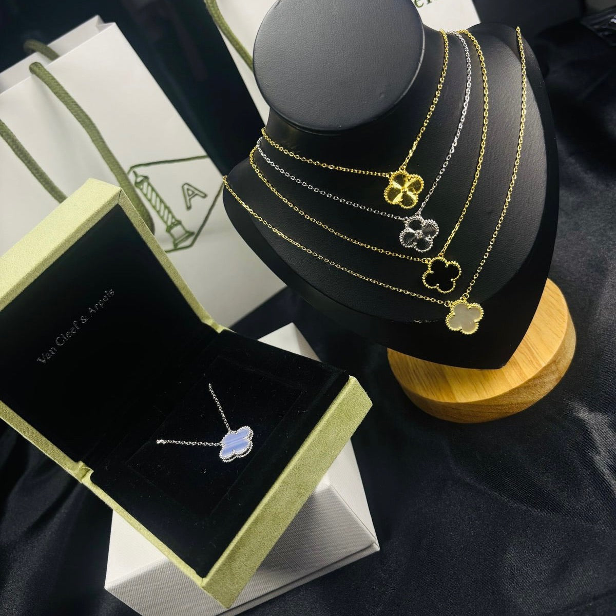 Collar solitario VCA