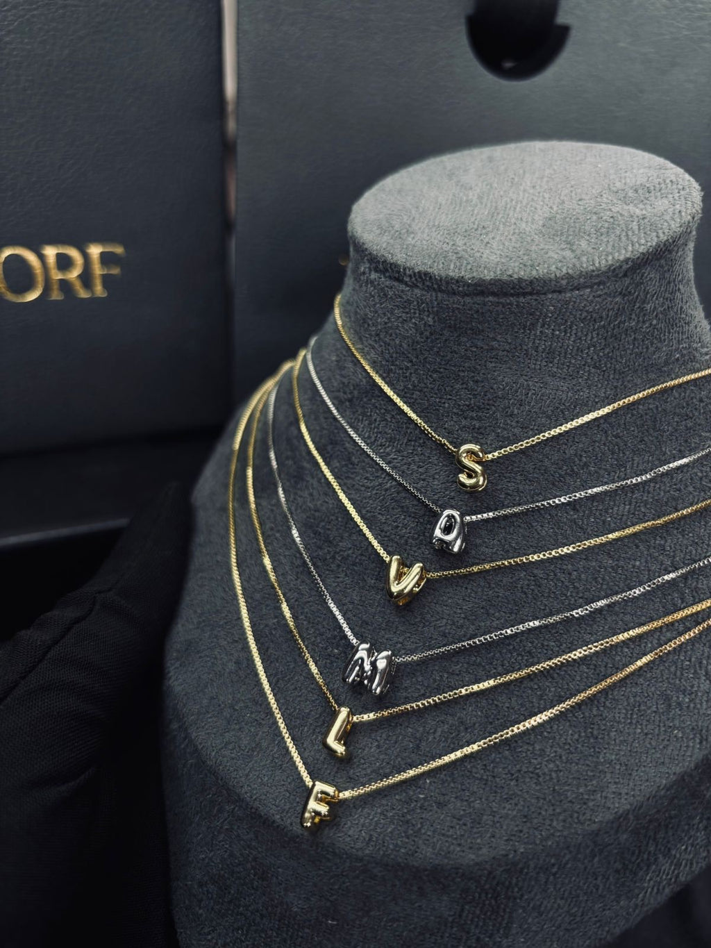 Collar con inicial mini dorada lisa