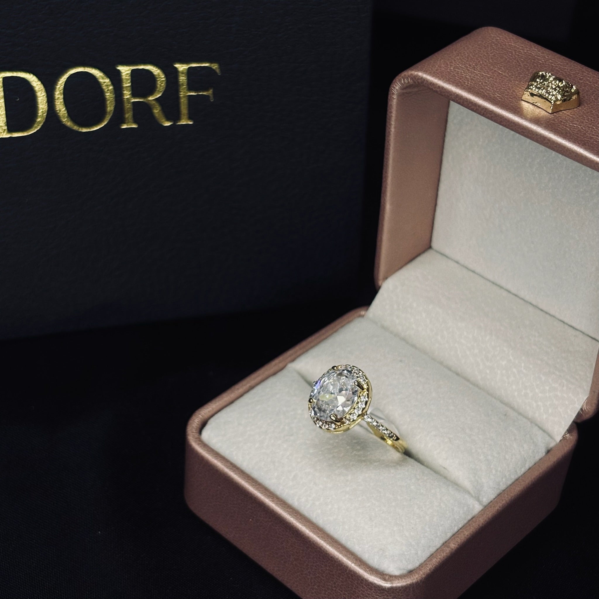 Anillo Halo Oval dorado