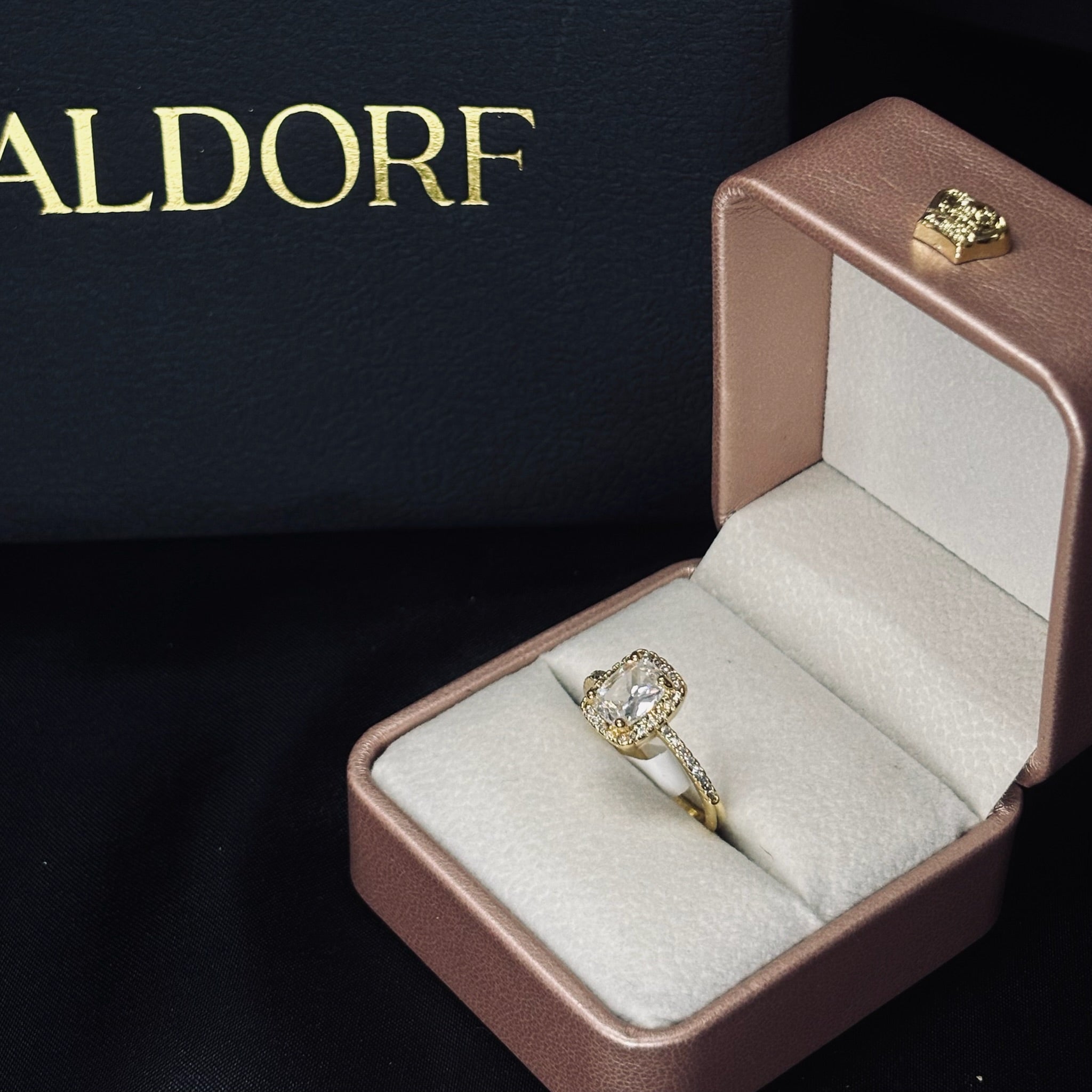 Anillo Halo Rectangular Dorado