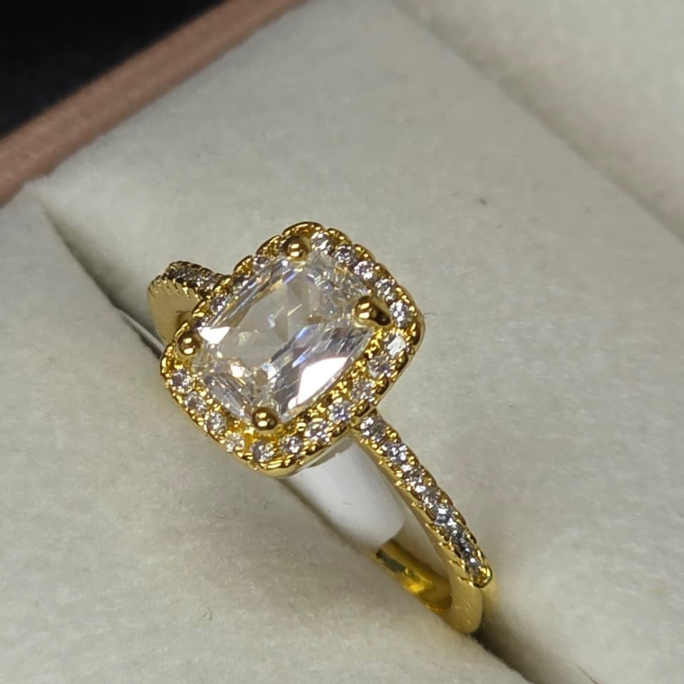 Anillo Halo Rectangular Dorado