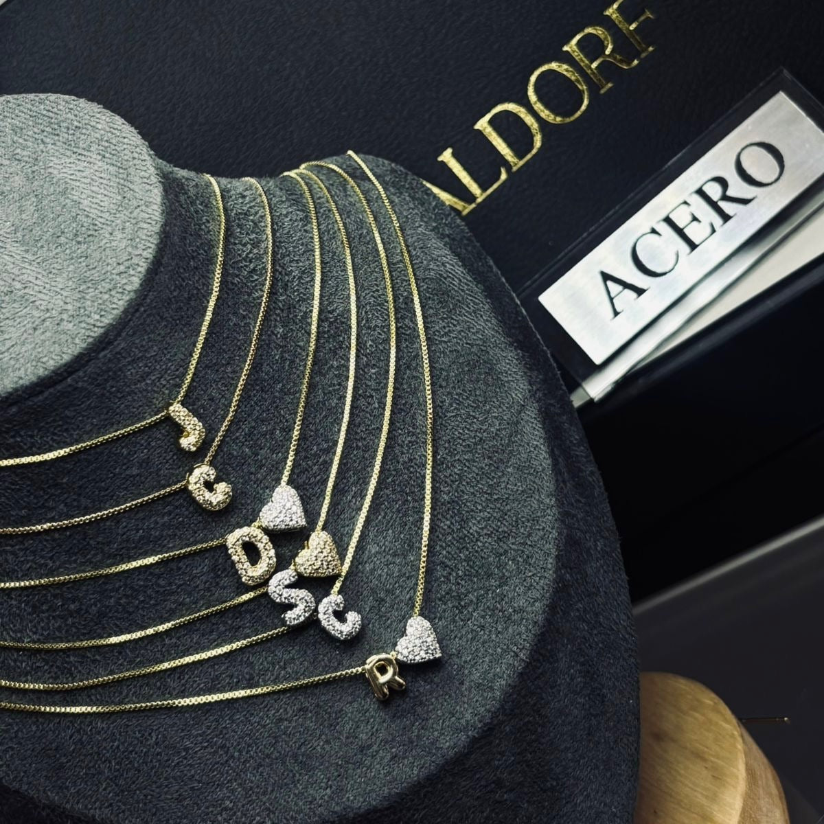 Collar con inicial mini plateada con zirconia